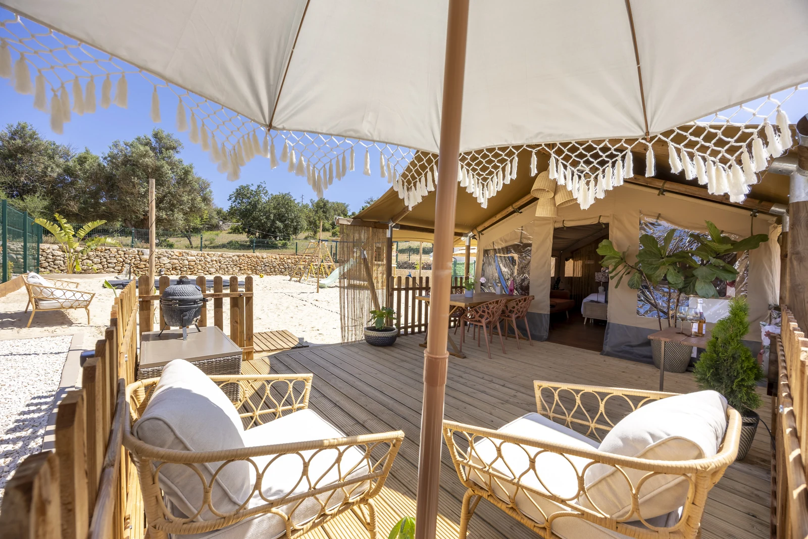 Zithoek op het overdekte terras van de Farm Lodge