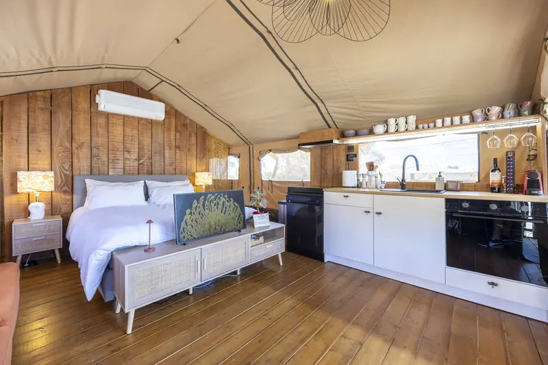 Bed en keuken in één open ruimte