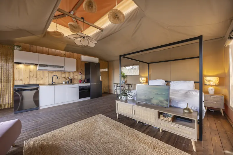 Open interieur met bed en keuken