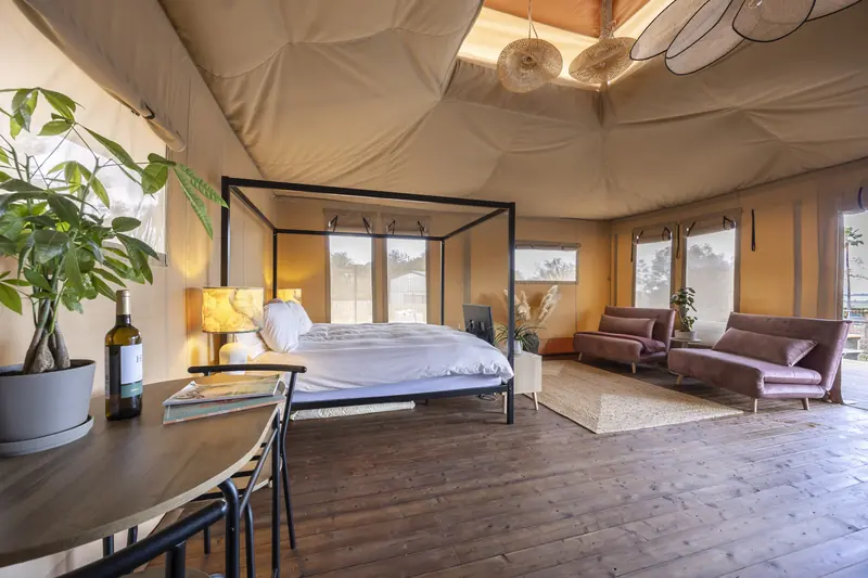 Slaapkamer en loungehoek