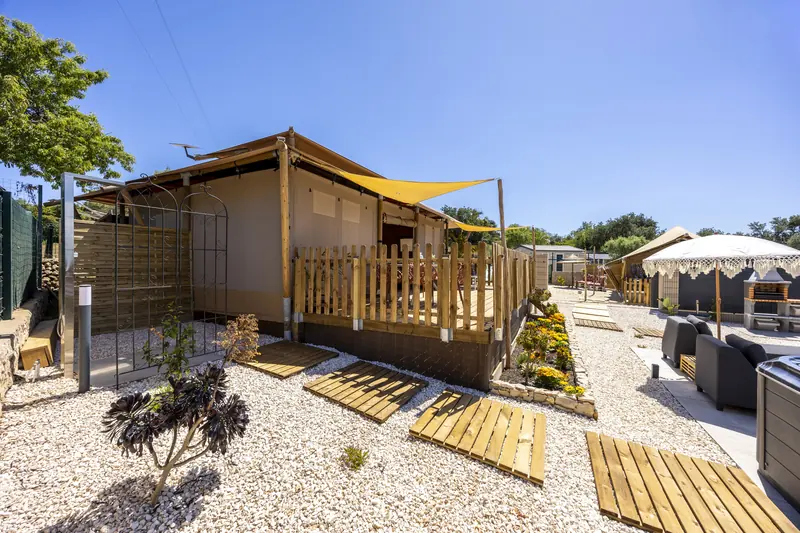 Buitenzijde van de Jacuzzi Lodge