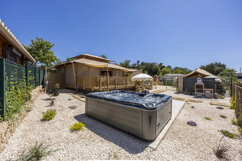 Jacuzzi tussen lodge en tuin