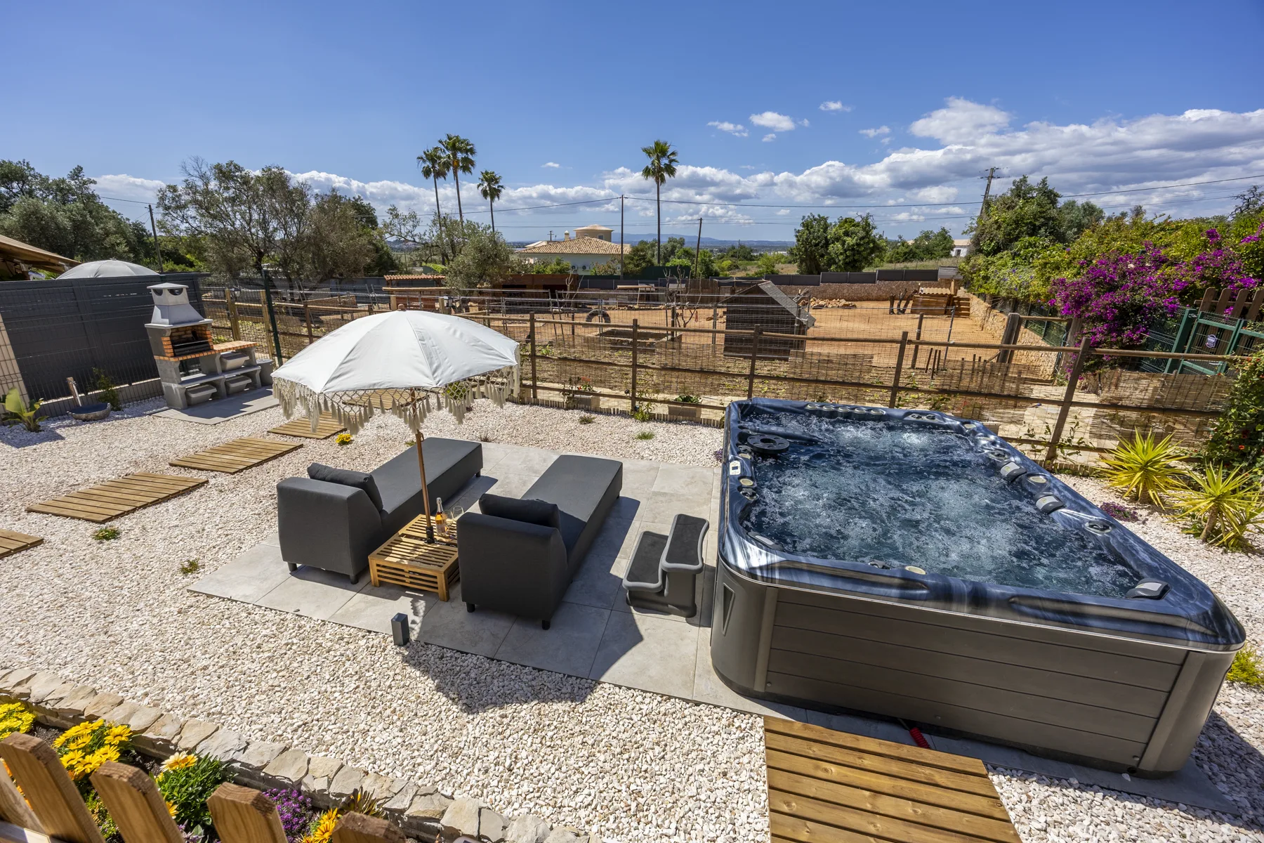 De privéjacuzzi en loungehoek op het terras