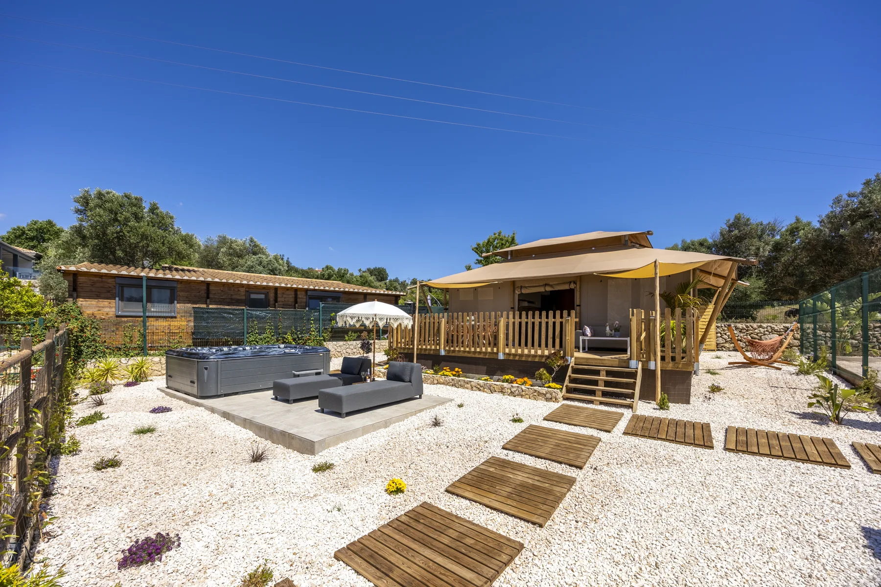 De Jacuzzi Lodge en privéjacuzzi in de tuin